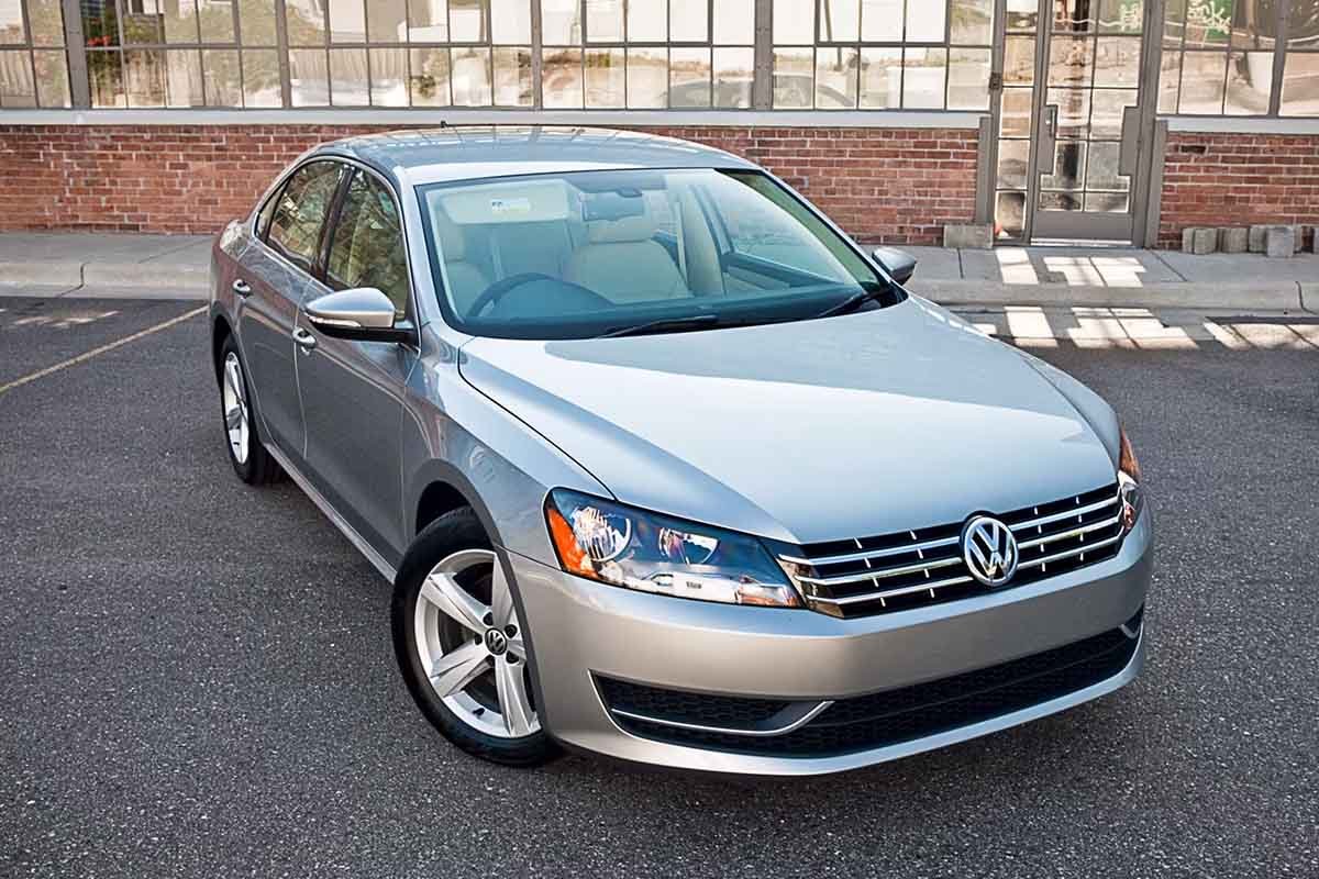 2012 Volkswagen Passat front right side 